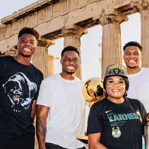 Ο Γιάννης Αντετοκούνμπο και το τρόπαιο του ΝΒΑ στην Ακρόπολη