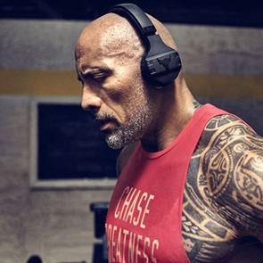 O The Rock μόλις λάνσαρε τα νέα του ακουστικά - ιδανικά για γυμναστήριο