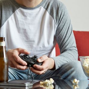 Οι διατροφικοί κίνδυνοι του να κάθεσαι συνέχεια σπίτι