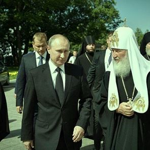 Η χυδαία σταυροφορία του Vladimir Putin