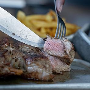 Τσικνοπέμπτη| Οι experts του ψησίματος στην &lt;em>Ελλάδα&lt;/em> προτείνουν πώς να κάνουμε τα πιο άπαιχτα κρέατα στο σπίτι