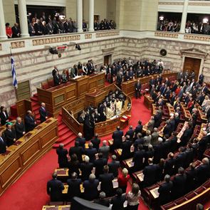 Πρόταση για μείωση 50% στους μισθούς των βουλευτών λόγω <em>κορονοϊού</em>