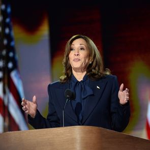 Μερικά πράγματα που μπορείς να κάνεις όταν σε διακόπτουν, σύμφωνα με την Kamala Harris