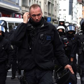 &lt;em>Γερμανός&lt;/em> αστυνομικός γονατίζει στον λαιμό ανηλίκου κατά την προσαγωγή