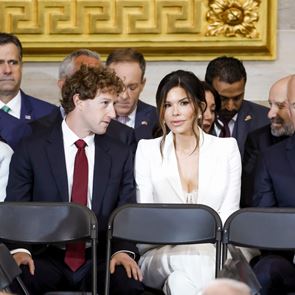 Ο Mark Zuckerberg κοιτούσε επίμονα την σύντροφο του Jeff Bezos (video