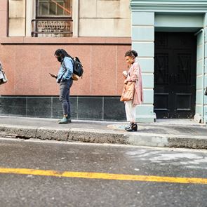 Γιατί δεν χαλαρώνουν τα μέτρα κατά του κορονοϊού στην Ελλάδα