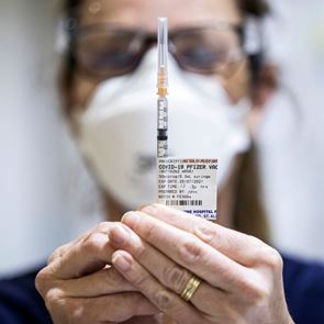Το <em>εμβόλιο</em> της Pfizer εξασφαλίζει πλήρη έγκριση