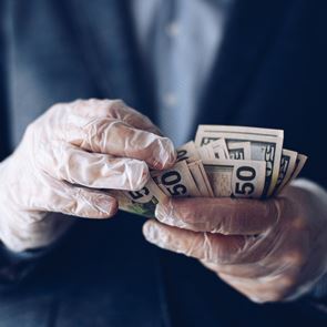 Τι δείχνει έρευνα για την ανθεκτικότητα του &lt;em>κορονοϊού&lt;/em> στα χρήματα