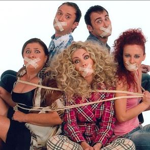 &#39;Στο Παρά Πέντε&#39;: Επιστροφή της επιτυχημένης σειράς του Mega, με αφορμή τα 20 χρόνια