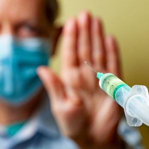 Η πρώτη απόλυση εργαζόμενου στην Ελλάδα επειδή αρνήθηκε να εμβολιαστεί