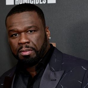 Ο 50 Cent τραυμάτισε &lt;em>γυναίκα&lt;/em> σε συναυλία του με μικρόφωνο που πέταξε από τη σκηνή