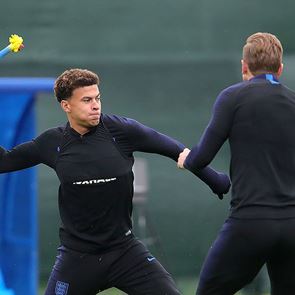 Οι Άγγλοι προετοιμάζονται για τον ημιτελικό πετώντας λαστιχένια κοτόπουλα μεταξύ τους