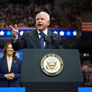 &#39;Σπέρνει χάος και διχασμό&#39; ο Donald Trump, σύμφωνα με τον Tim Walz