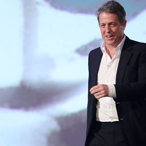 Ο νέος, ᾽θεϊκός᾽ ρόλος του Hugh Grant στο &lt;em>Netflix&lt;/em>