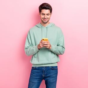 Πόσοι Έλληνες ενημερώνονται από το &lt;em>TikTok&lt;/em> και το YouTube για την επικαιρότητα