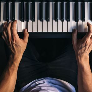 Η Σαουδική Αραβία ζήτησε από τεράστιο συνθέτη να ασχοληθεί με τον εθνικό της ύμνο