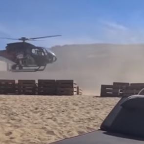 Σε άλλα νέα, ελικόπτερο προσγειώνεται σε beach bar της Μυκόνου