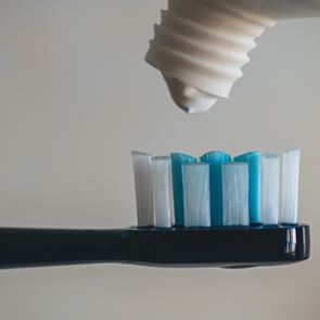 Πόσοι ιοί ζουν μέσα στην οδοντόβουρτσά σου