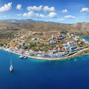 Το μικρό νησί, μια ώρα από την Αθήνα, που προσφέρει καταφύγιο από τον καύσωνα