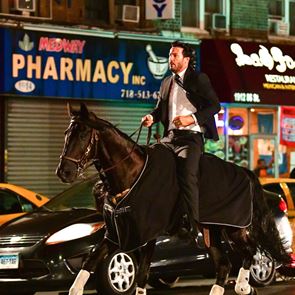 Τίποτα σπουδαίο, απλά ο Keanu Reeves έκανε βόλτες με άλογο στη <em>Νέα</em> <em>Υόρκη</em>