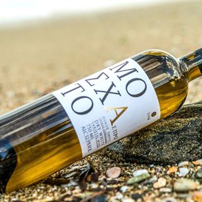 Με το Μοσχάτο Άσπρο, η γεύση ενός αιγαιοπελαγίτικου <em>νησιού</em> χωρά στο ποτήρι