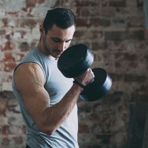 Η μία άσκηση που θα κάνει μεγαλύτερους τους δικεφάλους