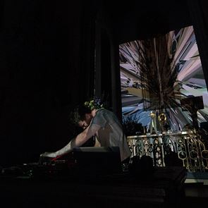 Τι δουλειά έχει η ηλεκτρονική μουσική σε μία Αγγλικανική εκκλησία του 19ου αιώνα