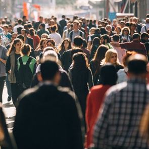 Αυτές είναι οι αυξήσεις που θα πάρουν 3,5 εκατομμύρια δημόσιοι και ιδιωτικοί υπάλληλοι