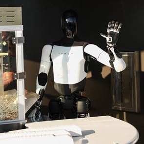 Το ρομπότ του &lt;em>Elon&lt;/em> &lt;em>Musk&lt;/em> που αντικαθιστά ανθρώπους σε θέσεις εργασίας είναι ό,τι πιο cringe είδαμε σήμερα (video)