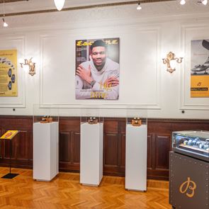Esquire Townhouse Athens: Ταξίδι στον χρόνο με την Breitling