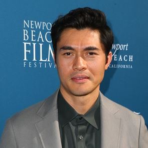 Το boxy κοστούμι του Henry Golding είναι η τελευταία λέξη της μόδας