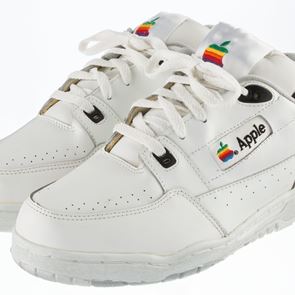 Ο Οίκος Versace φημολογείται ότι θα επαναλανσάρει τα θρυλικά sneakers της Apple