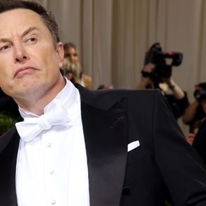 Ο Elon Musk εμφανίστηκε στο Met Gala με τη μητέρα
