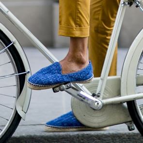 Τα αντρικά καλοκαιρινά παπούτσια πέρα από τα sneakers