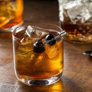 5 ξεχωριστά whisky <em>cocktails</em> γι' αυτά τα Χριστούγεννα