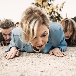 Οι viral &#39;Πέρσες&#39; του Δημήτρη Καραντζά ζουν στο σήμερα