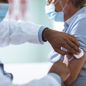 &lt;em>Εμβόλιο&lt;/em> AstraZeneca: Έγκριση για τους άνω των 65