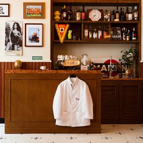 Όλα τα φώτα στο Bar Leone