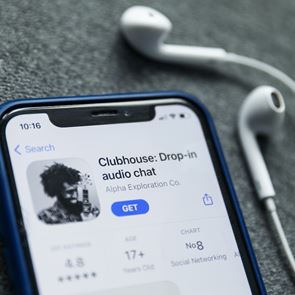Το Clubhouse καλωσορίζει τα γραπτά μηνύματα