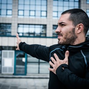 Πιέσεις με landmine για ώμους σούπερ ήρωα