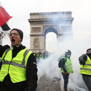 "Κίτρινα Γιλέκα": Το χρονικό της επανάστασης των σύγχρονων "Αθλίων" του Βίκτωρος Ουγκώ