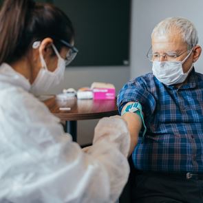 Οι ηλικιωμένοι σχεδόν &quot;αντιπαθούν&quot; τα &lt;em>εμβόλια&lt;/em>