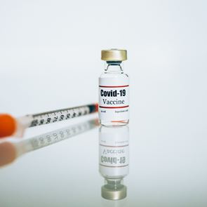 Η Moderna ετοιμάζει &lt;em>εμβόλιο&lt;/em>-έκπληξη για τη μετάλλαξη του κορονοϊού