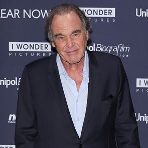 O Oliver Stone έχει κάτι να πει για τον Ryan Gosling