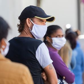 Η Βραζιλία καταστρέφεται (και) από τον κορονοϊό