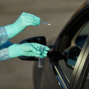 Σχεδόν σε επίπεδο ρεκόρ τα κρούσματα κορονοϊού στις ΗΠΑ