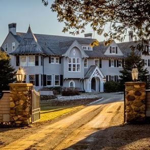 Η παράξενη έπαυλη του John Travolta βγαίνει στο σφυρί