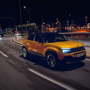 Βολτάροντας στη νυχτερινή Αθήνα με το ηλεκτρικό Jeep Avenger