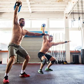 3 ασκήσεις με kettlebell που θα σε βοηθήσουν να δυναμώσεις τους κοιλιακούς σου
