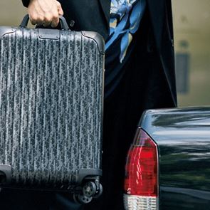 Ο Dior ανανεώνει την κλασική βαλίτσα της Rimowa